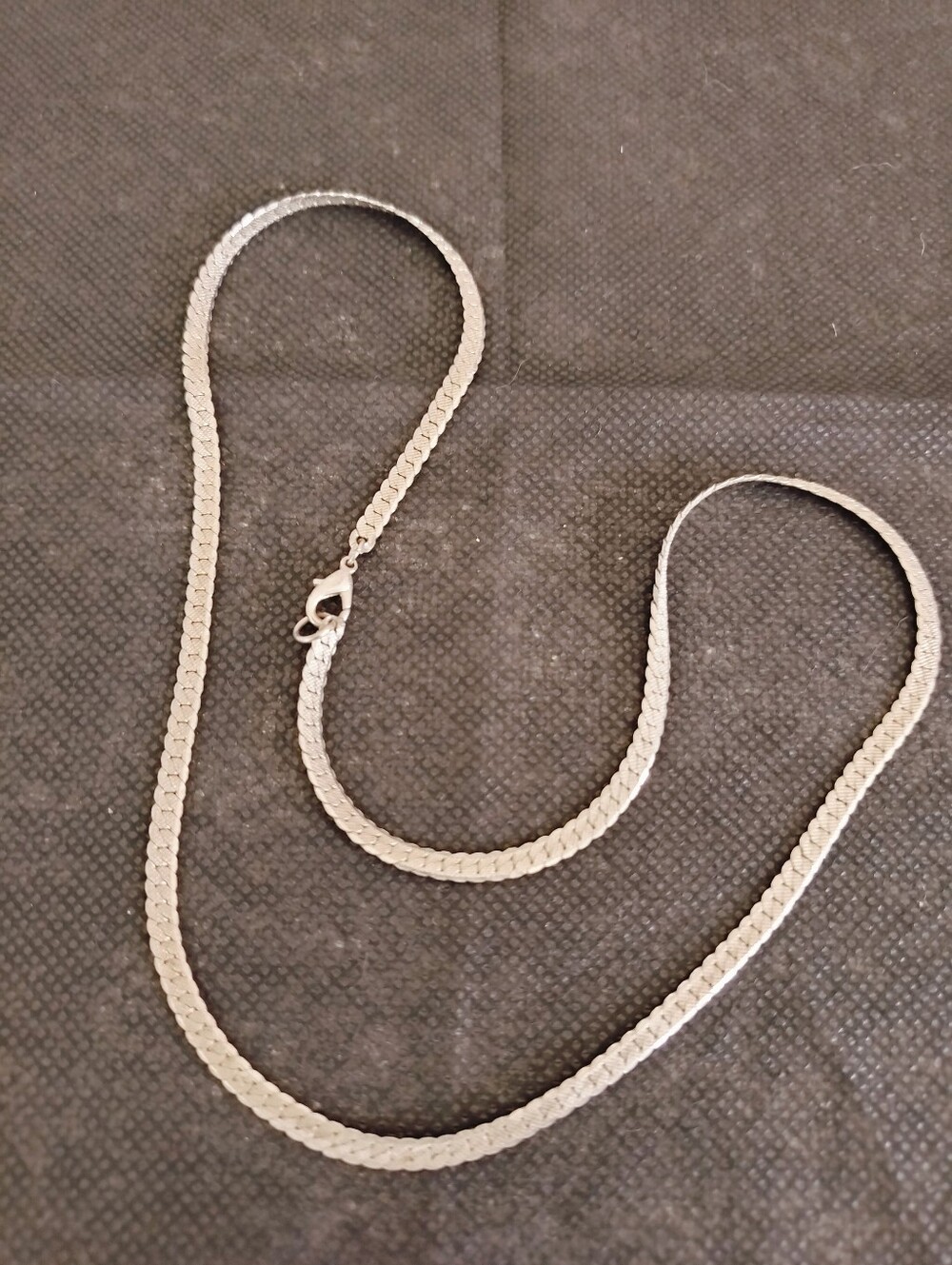 Vintage Silver-Tone Textured Herringbone Chain Necklace – 22" Flat Liquid Weave